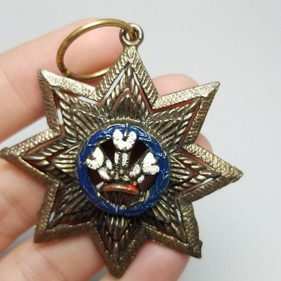 Vintage Prince of Wales Logo Enamel 8 Pointed Star Medallion Pendant Bronze Tone - Picture 6 of 6